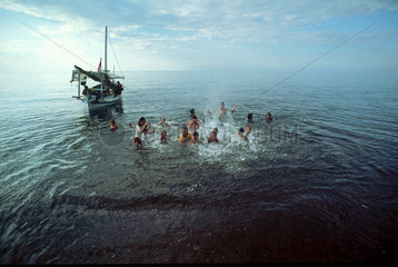 Balinesische Kinder im Meer