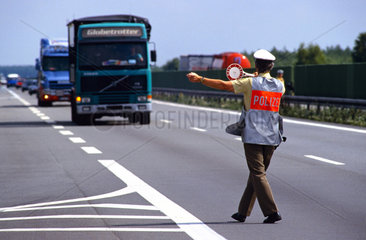 Herauswinken von LKW zur Kontrolle von Fahrzeiten und Ladung