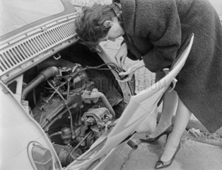Frau Auto Motor Reparieren
