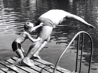Junge schmeisst Mann ins Wasser