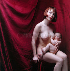 nackte Frau stillt ihr Baby
