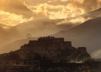 Tibet - Lhasa: Silhouette des Potala Palastes