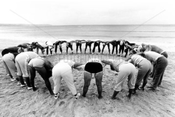 Gruppengymnastik am Strand