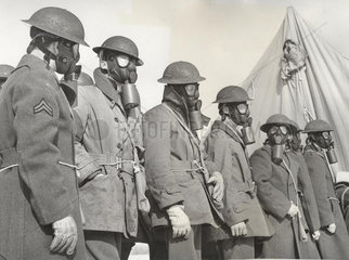 Soldaten mit Helm und Gasmaske