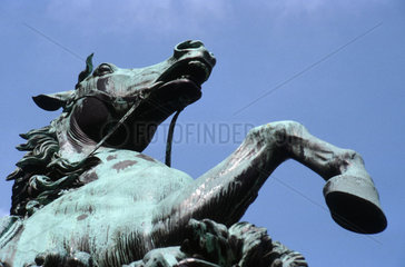 D - Berlin: Pferdeskulptur vor Altem Museum