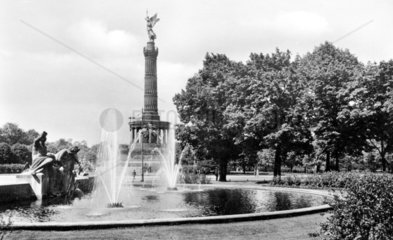 D-Berlin: Brunnen vor Siegessaeule  ca. 1930