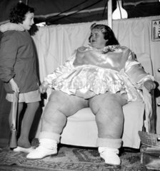 Sehr fette Frau im Tanzkleid