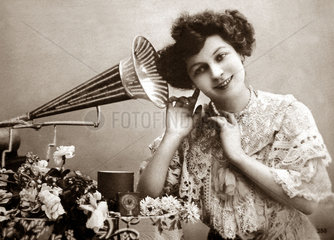 Frau hoert Grammophon 1920