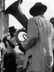 afrikanischer Musiker spielt Tuba