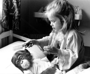 Maedchen mit Schimpansebaby