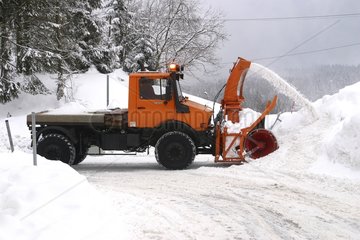 Chasse-neige dégageant la route Les Rousses Jura