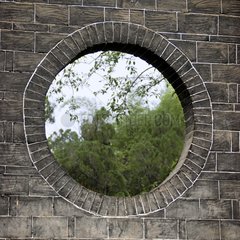 Fenster in einer Mauer des Bauernhofs Jianshui Yunnan China