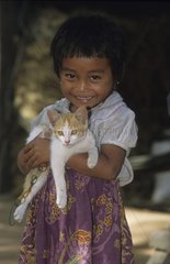 Kampuchean -Kind mit einer Katze in den Armen Kampuchea