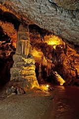 Konkrete Stalagmites dans la grotte d'Sselle Frankreich