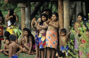 Femmes et Enfants devant une case Panama
