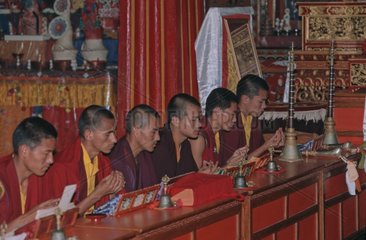 Tibetische Mönche  die in einem Kloster Nepal beten