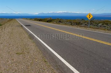 Route et panneau routier Patagonie Argentine
