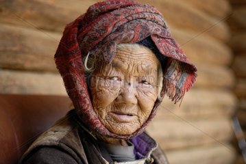 Porträt einer alten Frau Moso Yunnan