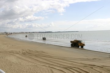 Transport de sable pour le réensablement de la plage