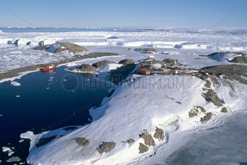 Luftaufsicht einer antarktischen Forschungsbasis