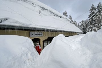 Landhaus unter Schnee Frankreich