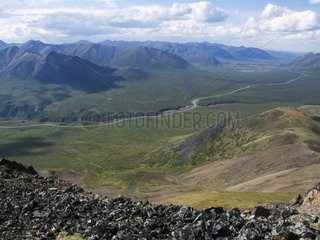 Die StraÃŸe Ã¼berquert den Dempster Pt Tombstone Yukon Canada