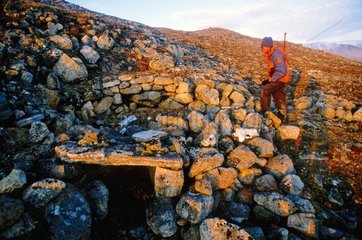 Homme examinant une maison en pierre Cap Lemieux