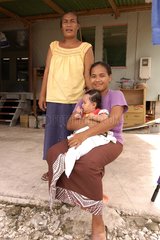 Polynesischer und Kinder vor ihrem Haus Funafuti Tuvalu