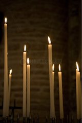 Wachskerzen in einer Kirche burgogne Frankreich beleuchtet