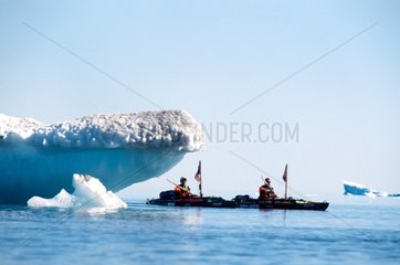 Kayak de mer au milieu des blocs de glaces