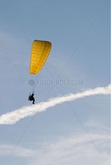 Paragliding mit einem Motor am Himmel Frankreich