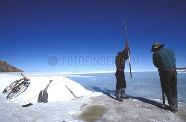 Saulniers sur la rive du Salar d'Uyuni Bolivie