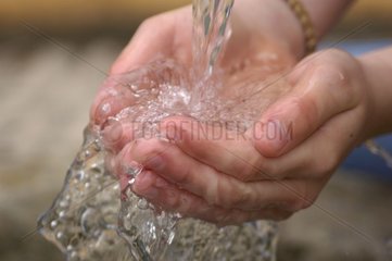 Eau d'une fontaine s'écoulant dans les mains d'un enfant