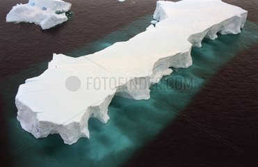Eisberg im Meer in Antarktis