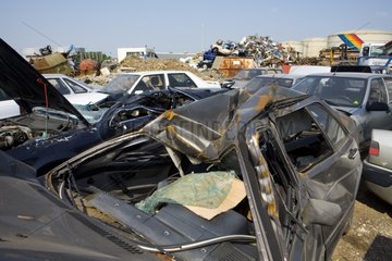 Cars waiting depollution in recycling center