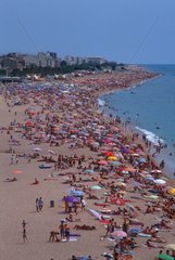 Strand von Calella voller Touristen im Sommerspanien