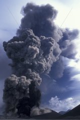 Panache de fumée de l'Etna s'élevant jusqu'à 1200 m Italie