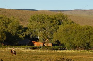 Gaucho à cheval devant une estancia Patagonie Argentine