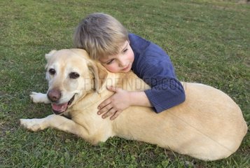Junge mit einem Hund Labrador Frankreich