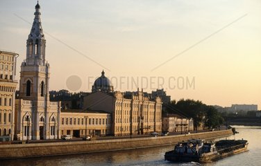 Moscou  les quais et la rivière Moscova.