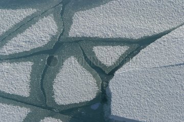 Eis knackt in Platten auf der Wasseroberfläche