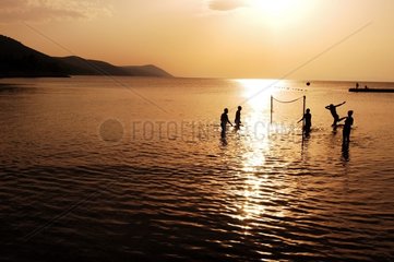 Wassersport auf Seeadria bei Sonnenuntergang