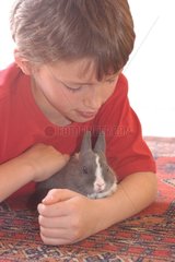 Enfant caressant un lapin