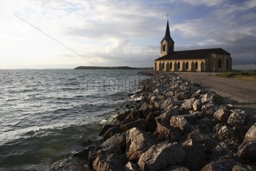 Kirche am Rande des Sees von Der Frankreich