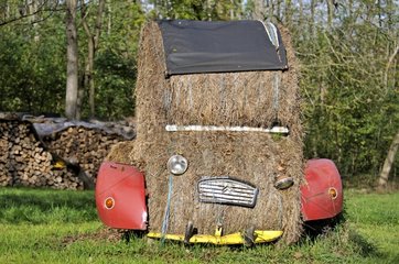 2CV ökologisches Auto aus Strohballen Frankreich