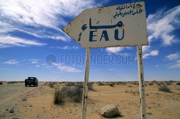 Panneau indiquant un point d'eau dans le sud de la Tunisie