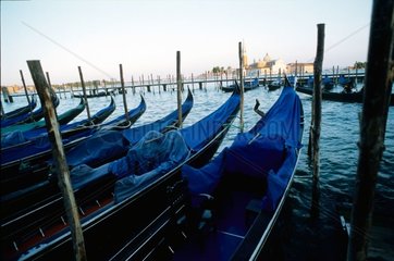 Gondoles de Venise au soleil couchant Italie