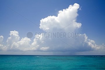 Wolke am blauen Himmel des karibischen Meeres Mexiko