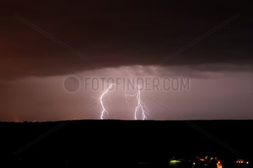 Triple Night Lightning Strike im Frühjahr Burgund Frankreich