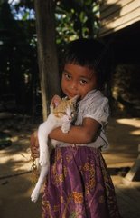 Chaton dans les bras d'une petite fille Cambodge